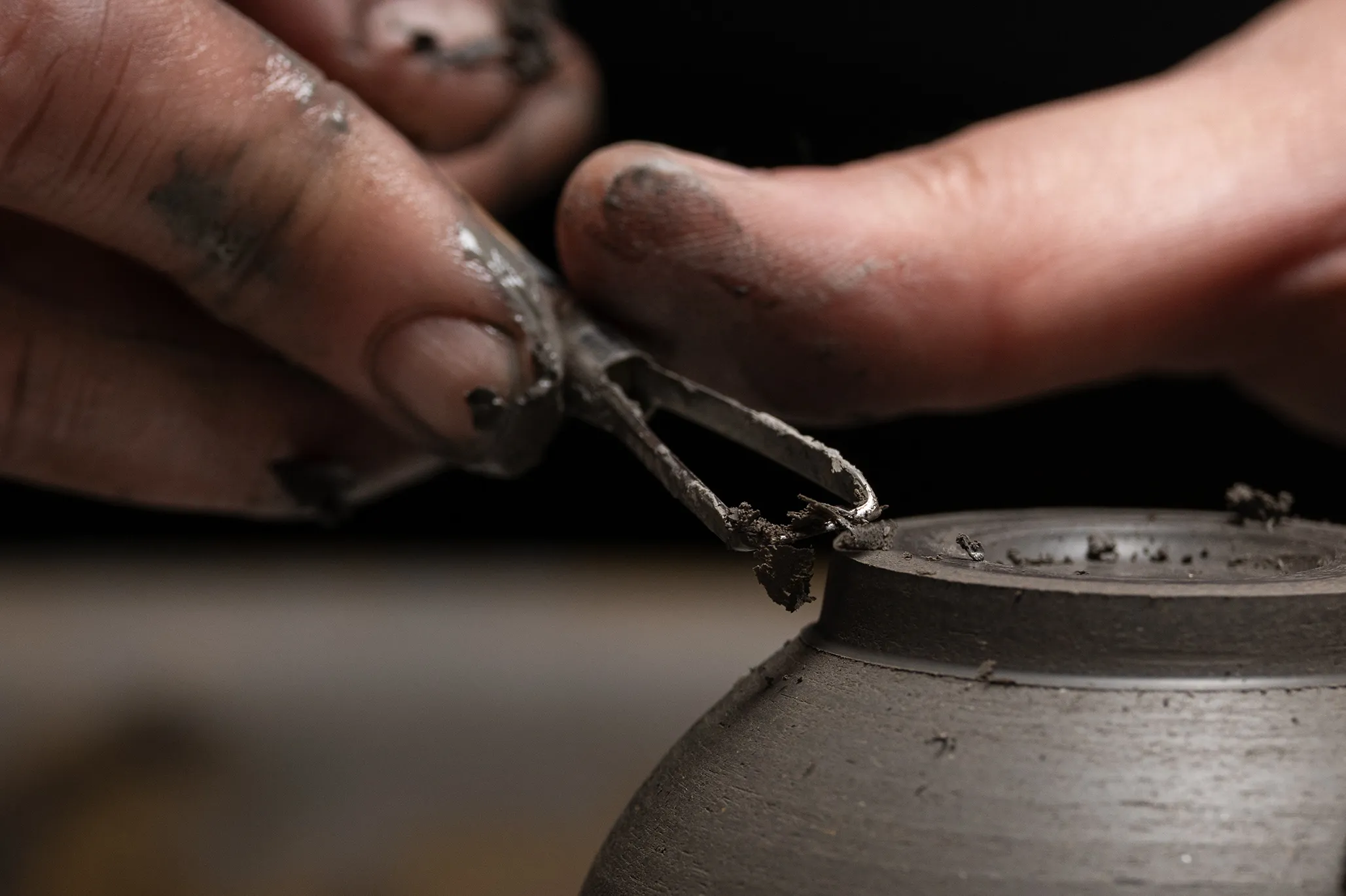Céramiste au travail dans son atelier