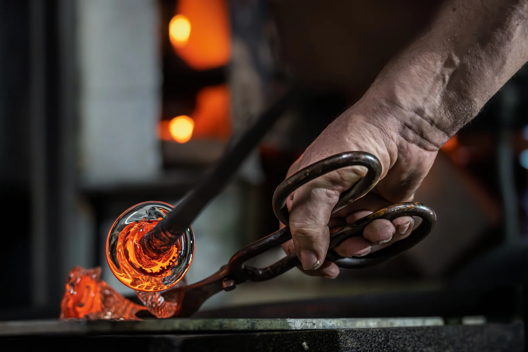 Soufflage du verre dans un atelier