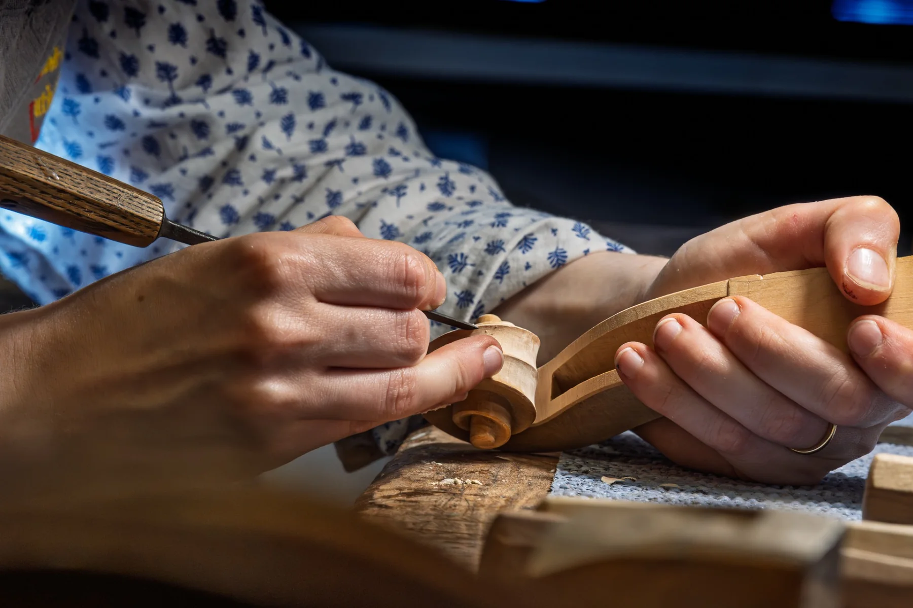 Geste précis de luthière sur un instrument